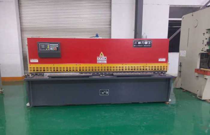 QC11Y-10×32000液壓剪板機(jī)，10個(gè)厚液壓閘式剪板機(jī)